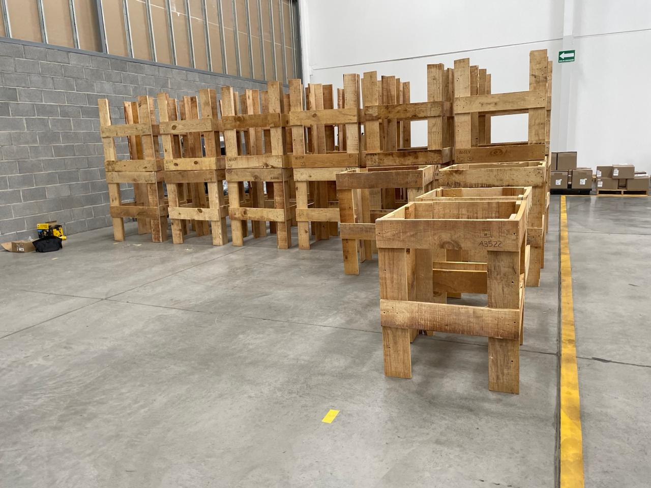 Tarimas industriales apiladas en bodega