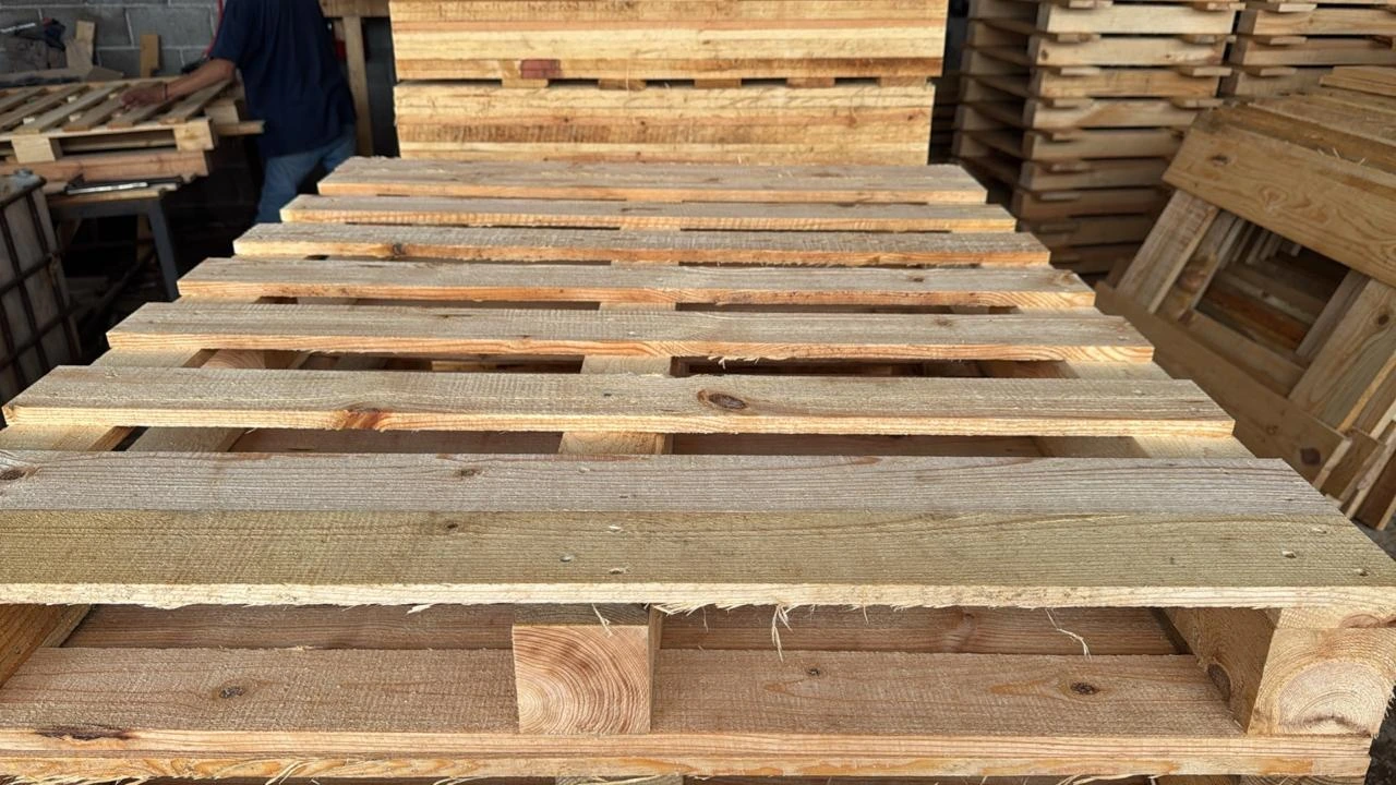 Tarimas de madera apiladas al exterior